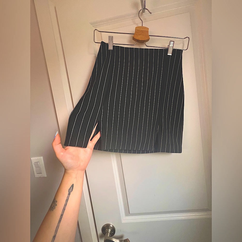 H&M black pinstriped mini skirt w slits